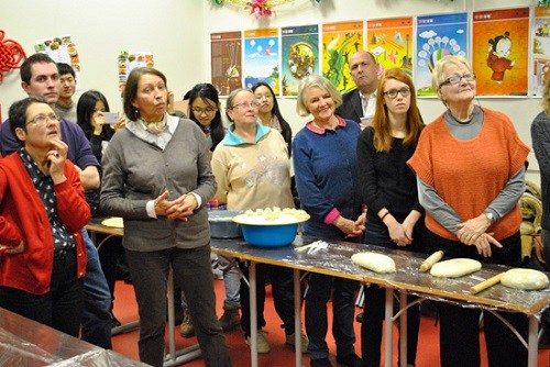 法国一孔子学院举办“包饺子庆小年迎春节”活动