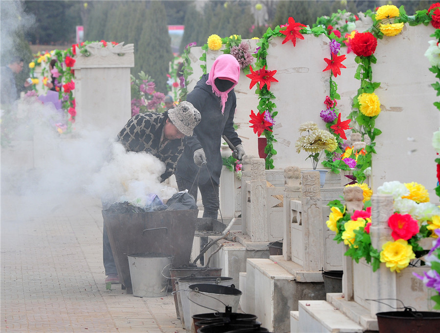 清明文明祭扫 不再烟雾缭绕