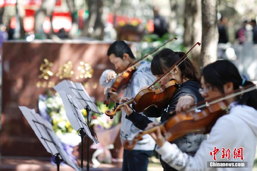 北京大学生文明祭扫 小提琴演奏祭先烈