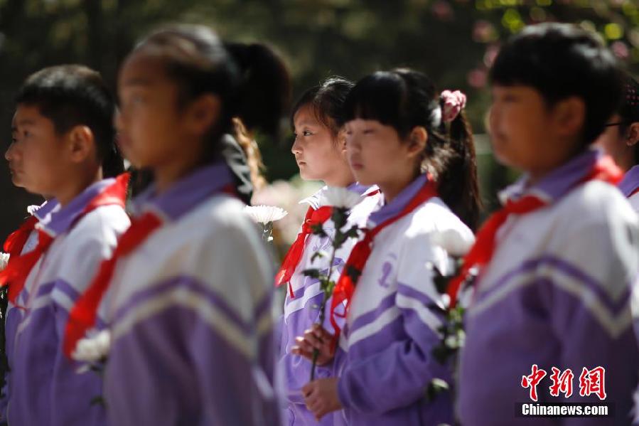 北京大学生文明祭扫 小提琴演奏祭先烈