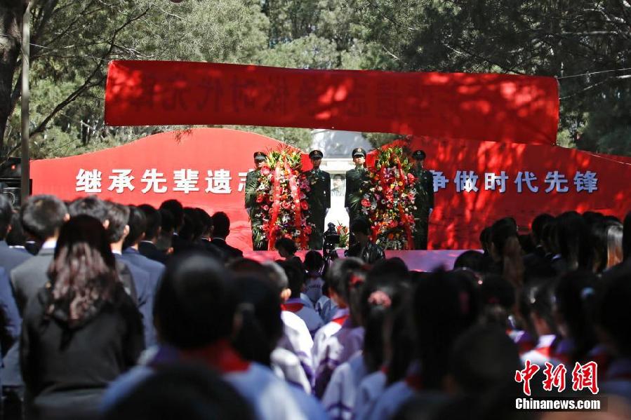 北京大学生文明祭扫 小提琴演奏祭先烈