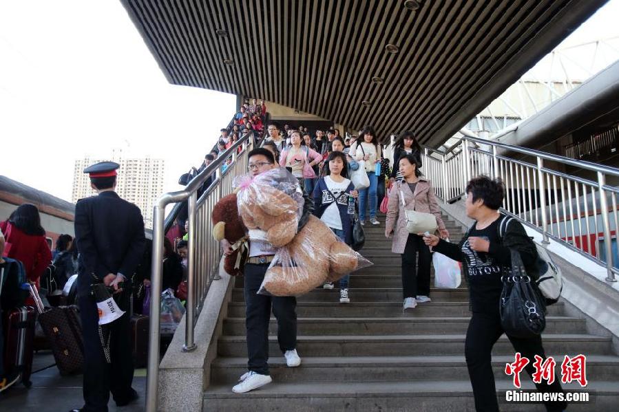 清明将至 中国各地将迎来中短途返乡祭祖高峰