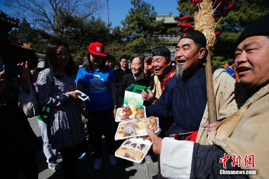 北京民众踏春品寒食