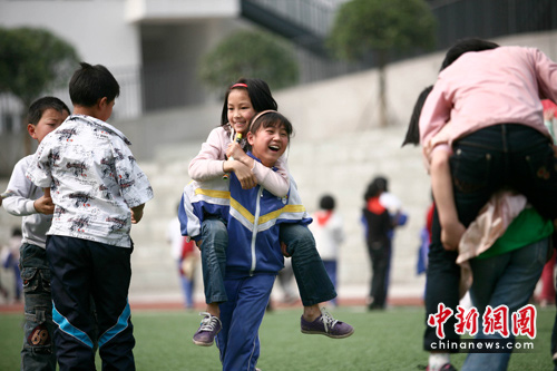 汶川地震两周年：重建学校里的欢笑声