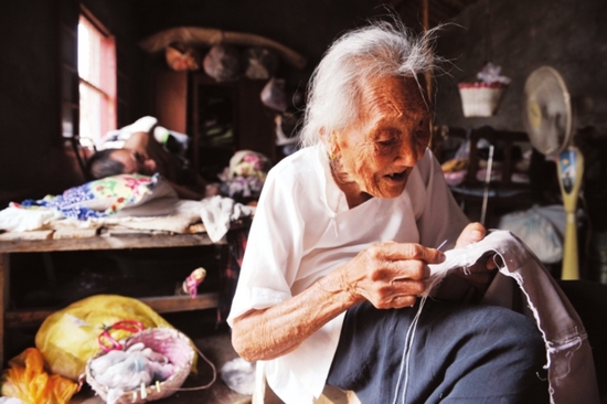 床前百岁慈母在瘫儿知恩不能言(图)