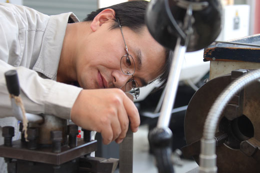 安徽合肥:青年职业技能比武亮真功夫