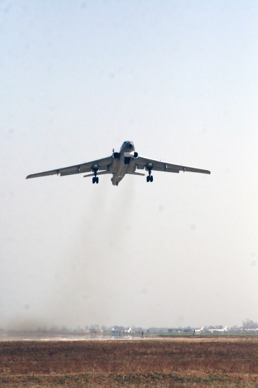 空军战机在黄河试投炸弹准备炸冰排险