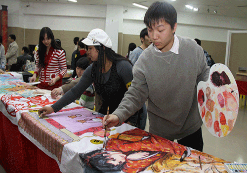海外华裔大学生用画笔直抒思乡之情