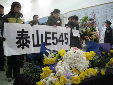 社会各界人士深切缅怀殉职警务人员