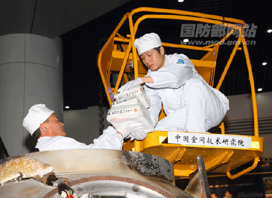 神八返回舱正式开舱 123种“巡天宝贝”首亮相