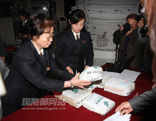 神八返回舱正式开舱 123种“巡天宝贝”首亮相