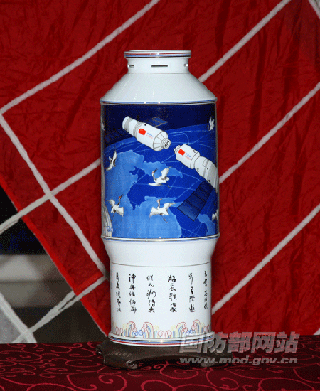 神八返回舱正式开舱 123种“巡天宝贝”首亮相