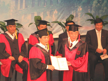 2、南京大学毕业证是什么样子的：你好，你知道1995年的南京大学毕业证是什么吗？ 