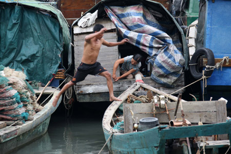 “凯萨娜”来势汹涌 海南经受风雨洗礼(图)