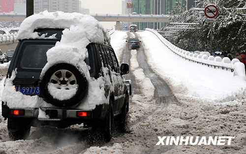 河南郑州：雪天路难行