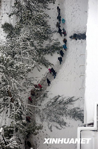 河南郑州：雪天路难行