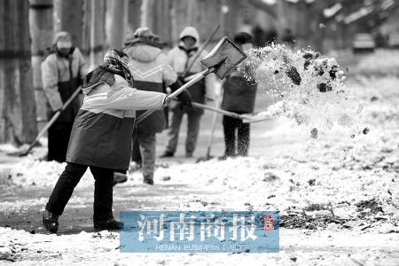 郑州除积雪陋习多 积雪填满雨水井污染河水