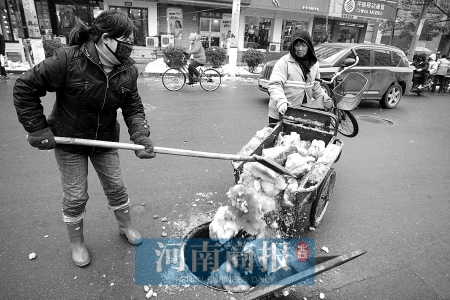 郑州除积雪陋习多 积雪填满雨水井污染河水