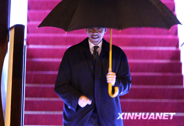 奥巴马雨中抵达上海 将与中国青年对话
