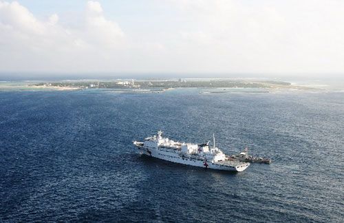 解放军首艘海上医院船抵西沙群岛(组图)