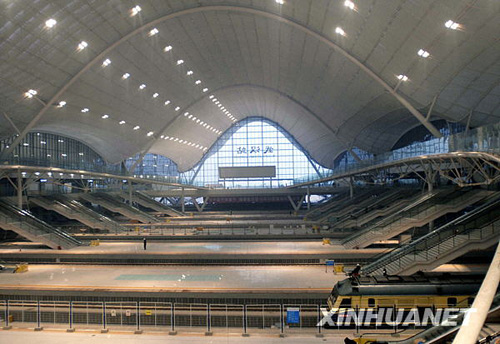 武汉火车站进行首次试灯 预计20日投入使用