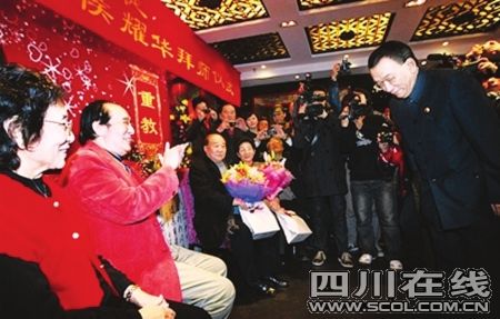 侯耀华正式拜常宝华为师 禁止记者问代言事