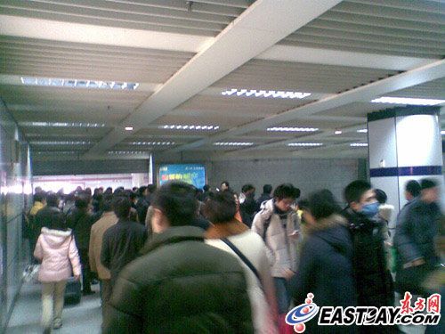 上海地铁一号线两车相撞 全线瘫痪(图)