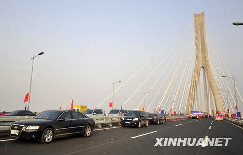 武汉第二座公铁两用长江大桥正式通车