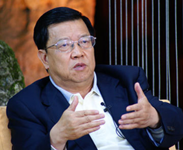 龙永图:房地产象个健康的过头的小伙子 需要调教
