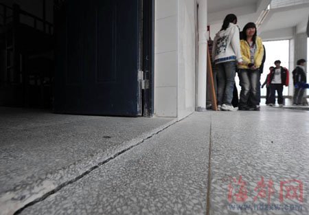 福建一学生宿舍楼地面塌陷 三百学生被疏散