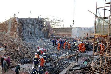 昆明在建机场垮塌致7死 工人称系偷工减料所致