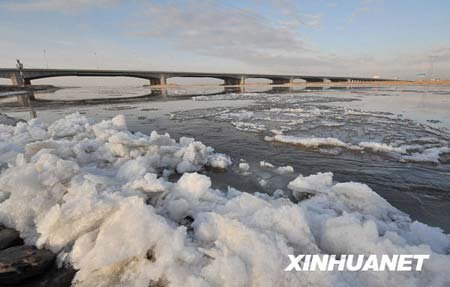 组图：全国多个省市遭雨雪寒潮袭击