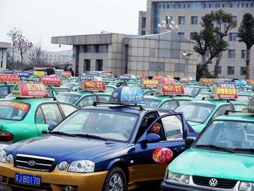 江苏盐城出租车集体罢运 政府承诺整治 黑车