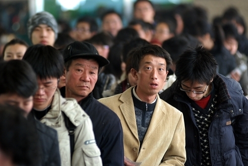 杭州火车站:春运未至人潮汹涌