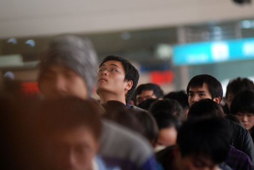 杭州火车站:春运未至人潮汹涌