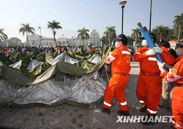 中国救援队救治海地受伤民众