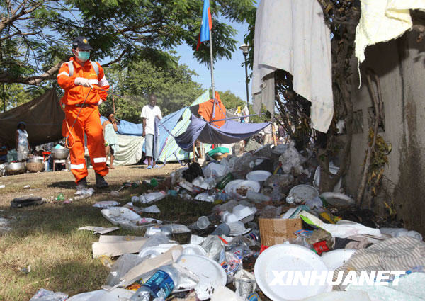 中国救援队救治海地受伤民众