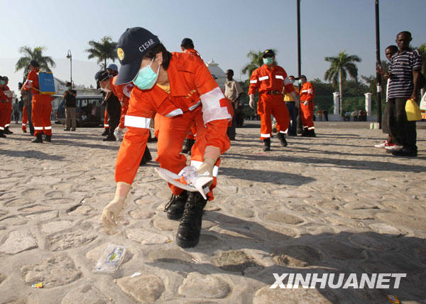 中国救援队救治海地受伤民众