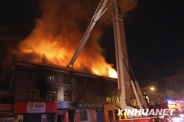 哈尔滨繁华地段一老式建筑发生火灾