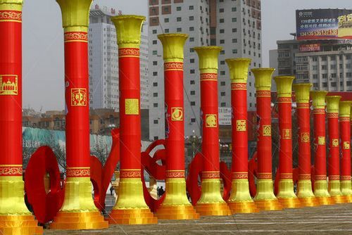 兰州建成56个民族团结柱(组图)
