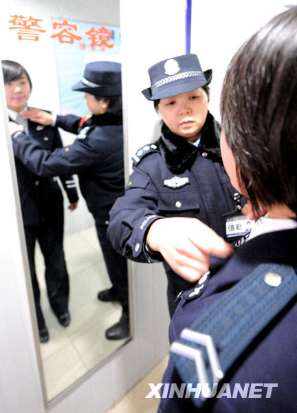 铁警“女子安检队”亮相北京南站