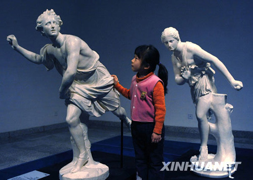 1月24日,一名小姑娘在触摸卢浮宫雕塑的复制品.新华社记者 程敏 摄