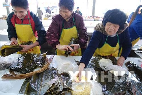 广西南宁包粽大赛年味浓