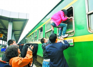 东莞站长因列车员帮旅客爬窗被免 九成网友反对