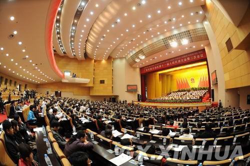 广西十一届人大三次会议在南宁闭幕