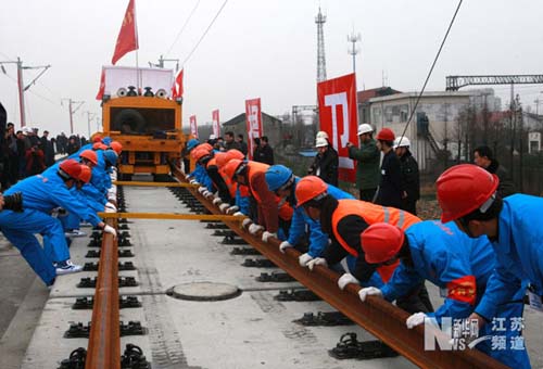 沪宁城际铁路开始铺轨