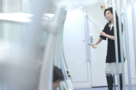 上海9号线持刀女威胁乘客 致地铁短暂停运(图)