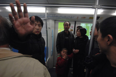 上海9号线持刀女威胁乘客 致地铁短暂停运(图)