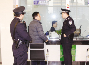 南京一派出所出新规：个人取款5万元 民警免费护送