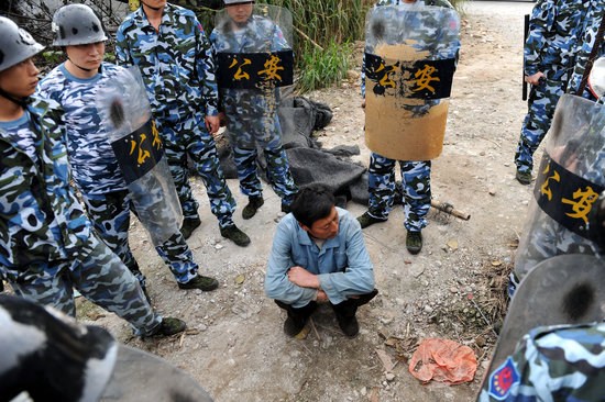 广东佛山围剿山寨加油站(组图)